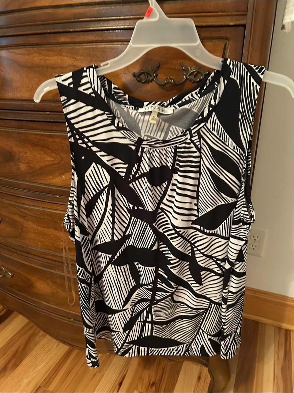 Kasper Black & White Abstract Leaf-Print Sleeveless Tank